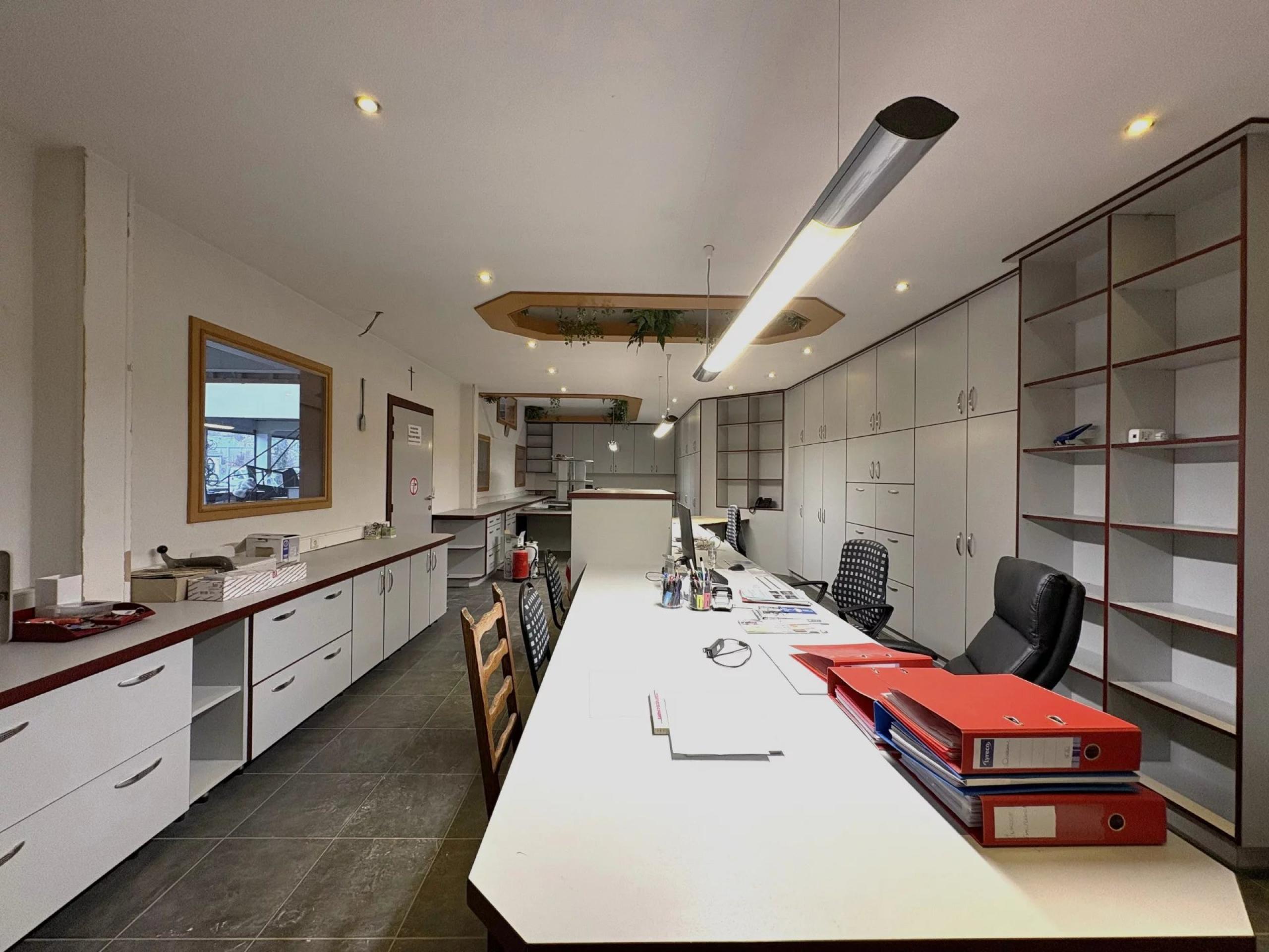 Espaces commerciaux de 300 m² et 215 m² avec bureau de 48 m²