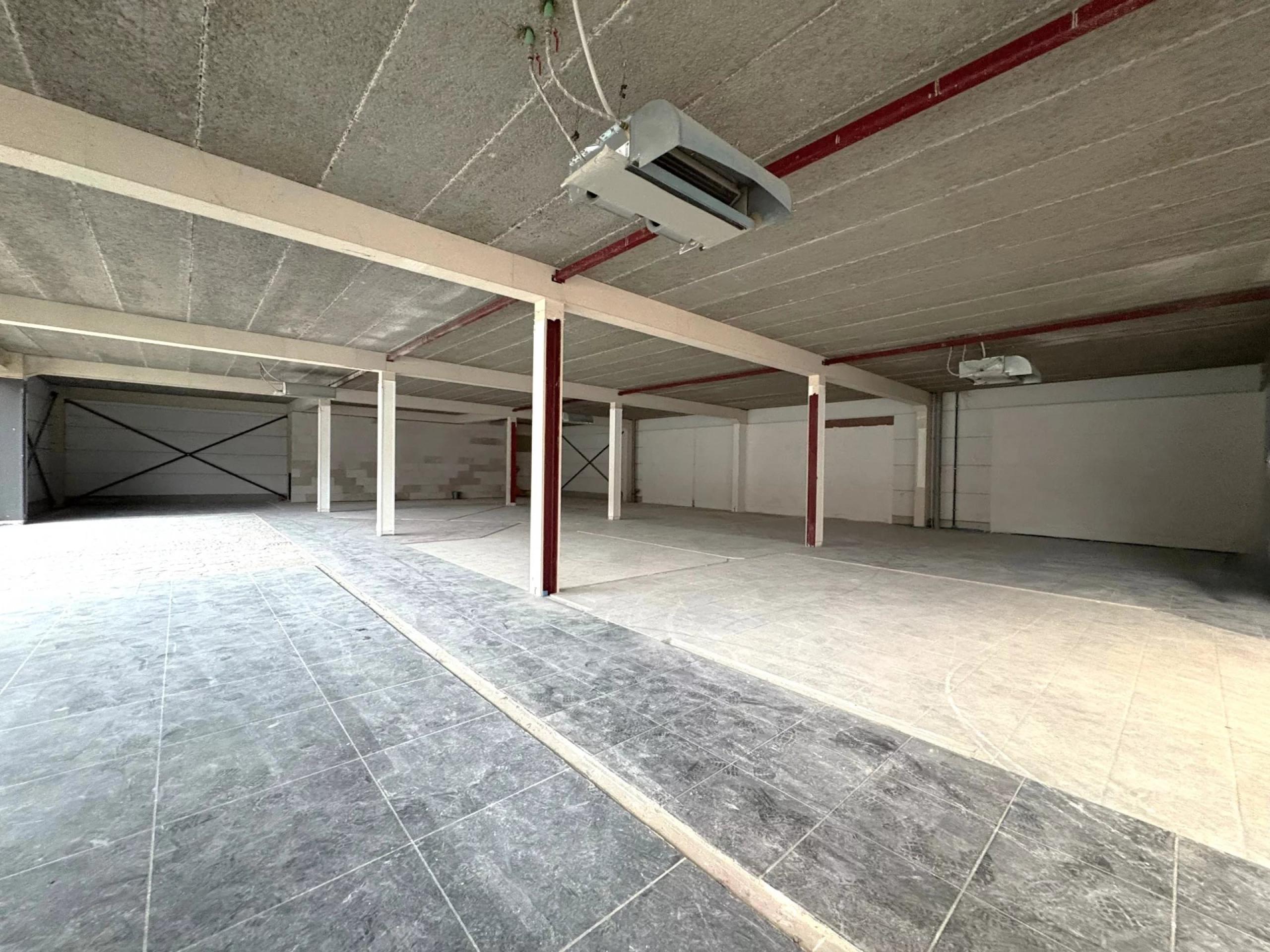 Espaces commerciaux de 300 m² et 215 m² avec bureau de 48 m²