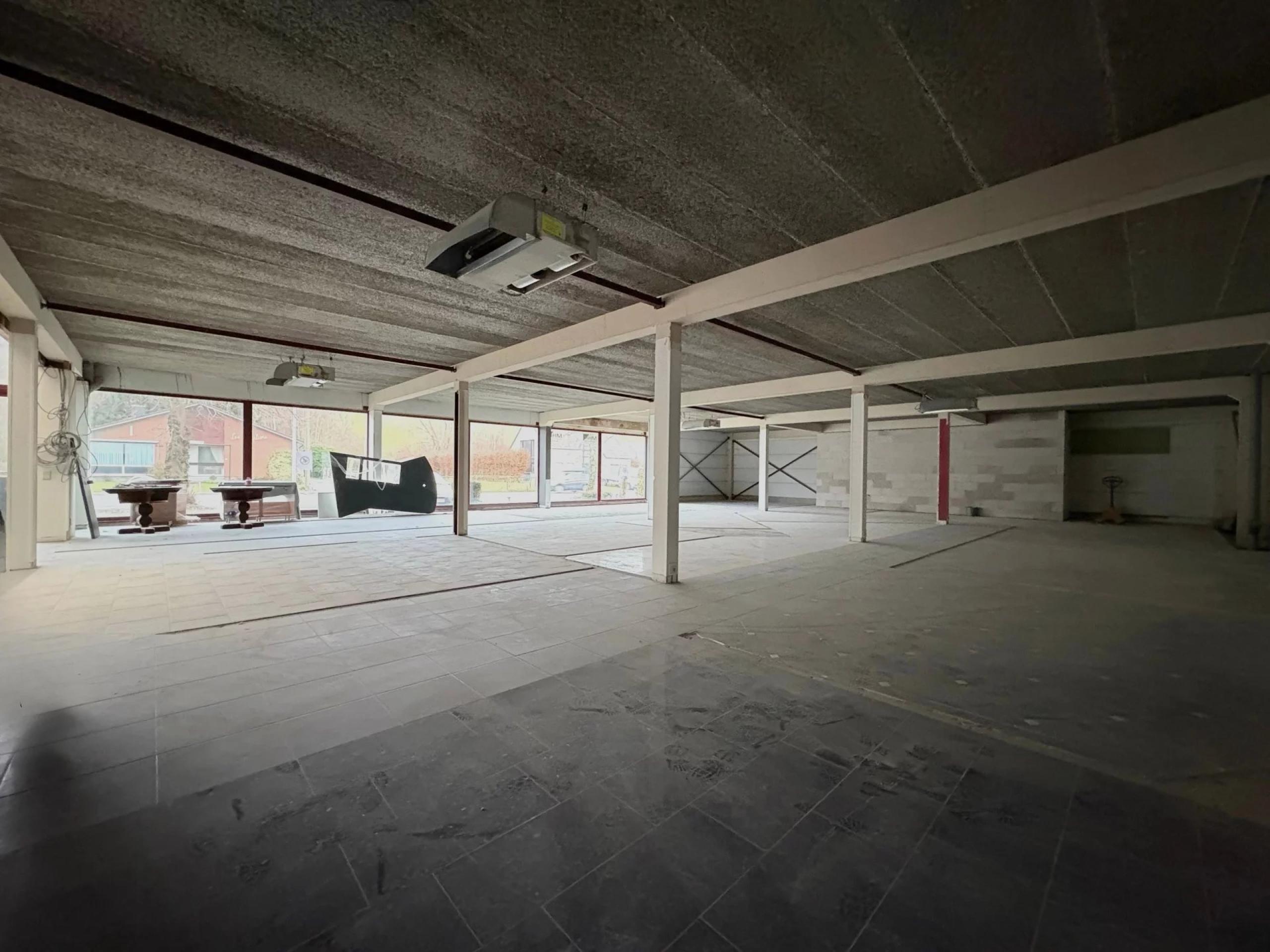 Espaces commerciaux de 300 m² et 215 m² avec bureau de 48 m²