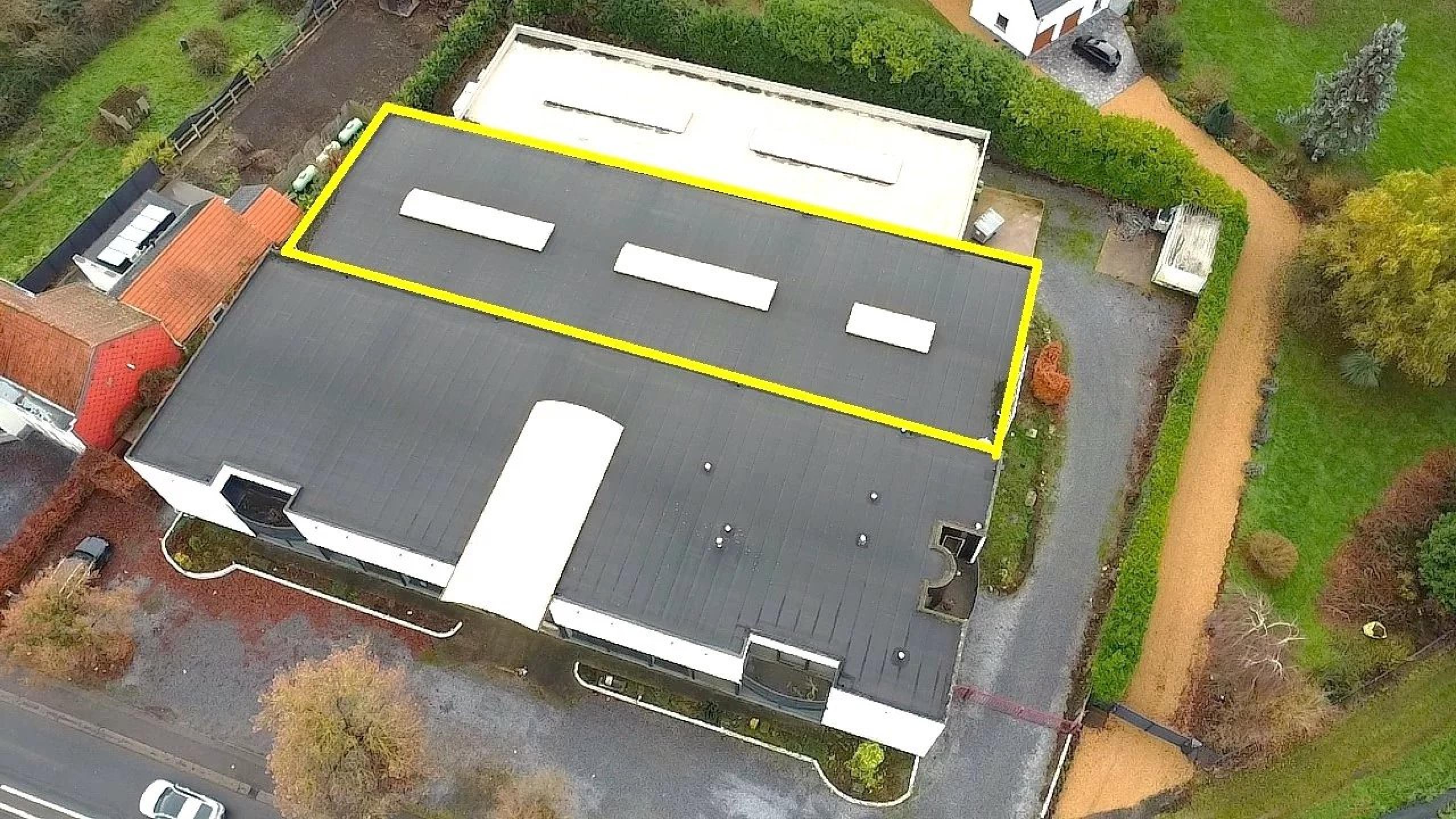 Entrepôt de 672 m² avec cuisine et 2 places de parking extérieures.