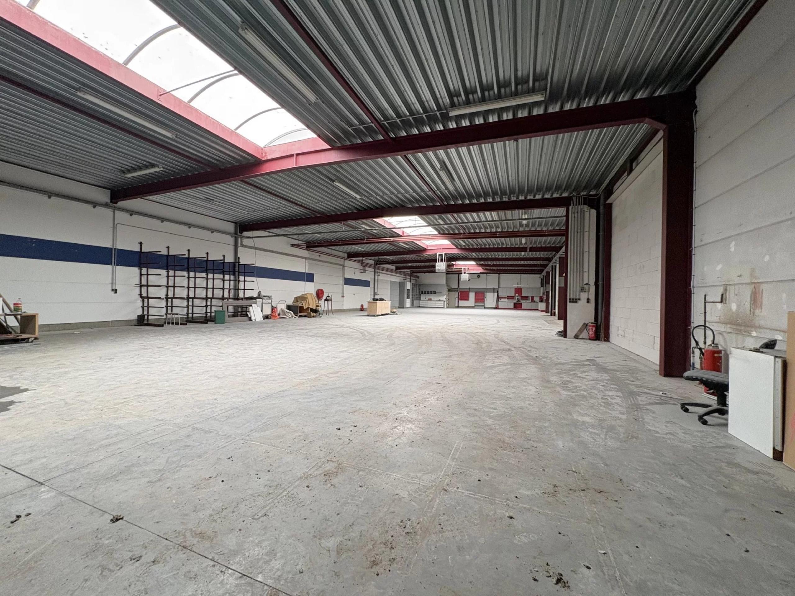 Entrepôt de 672 m² avec cuisine et 2 places de parking extérieures.