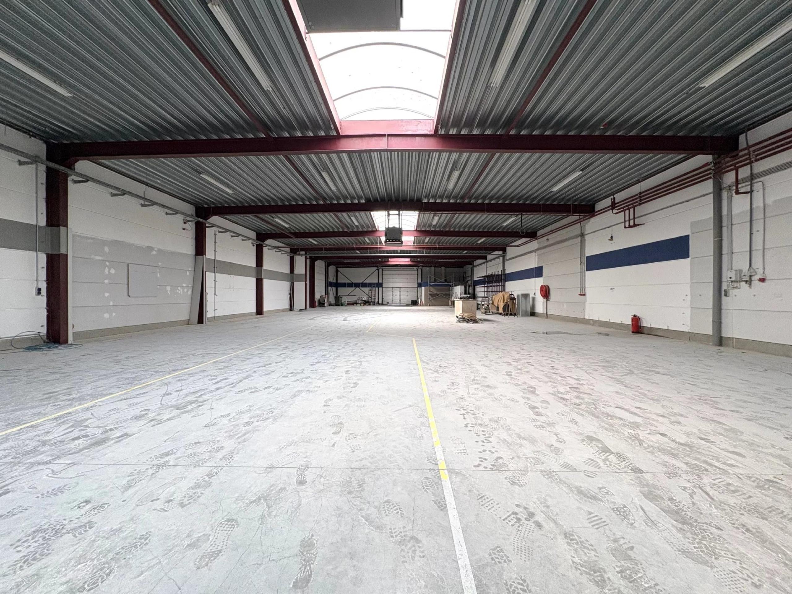 Entrepôt de 672 m² avec cuisine et 2 places de parking extérieures.