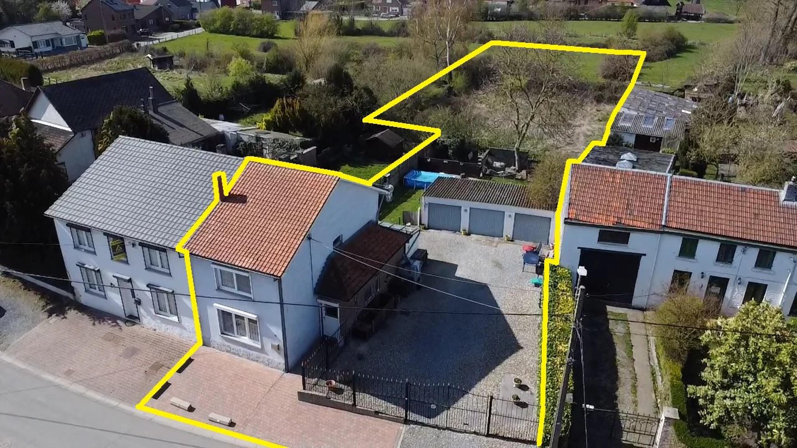 Maison 2 chambres, cour, jardin, 3 garages + prairie attenante