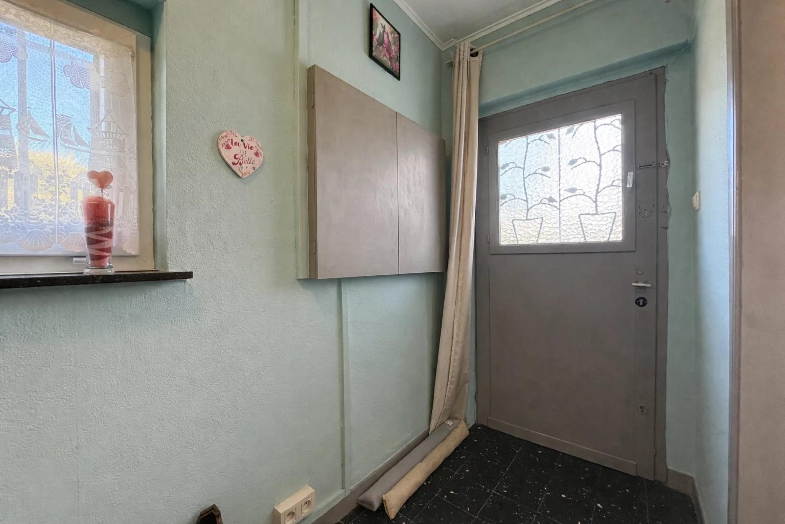 Maison 2 chambres, cour, jardin, 3 garages + prairie attenante