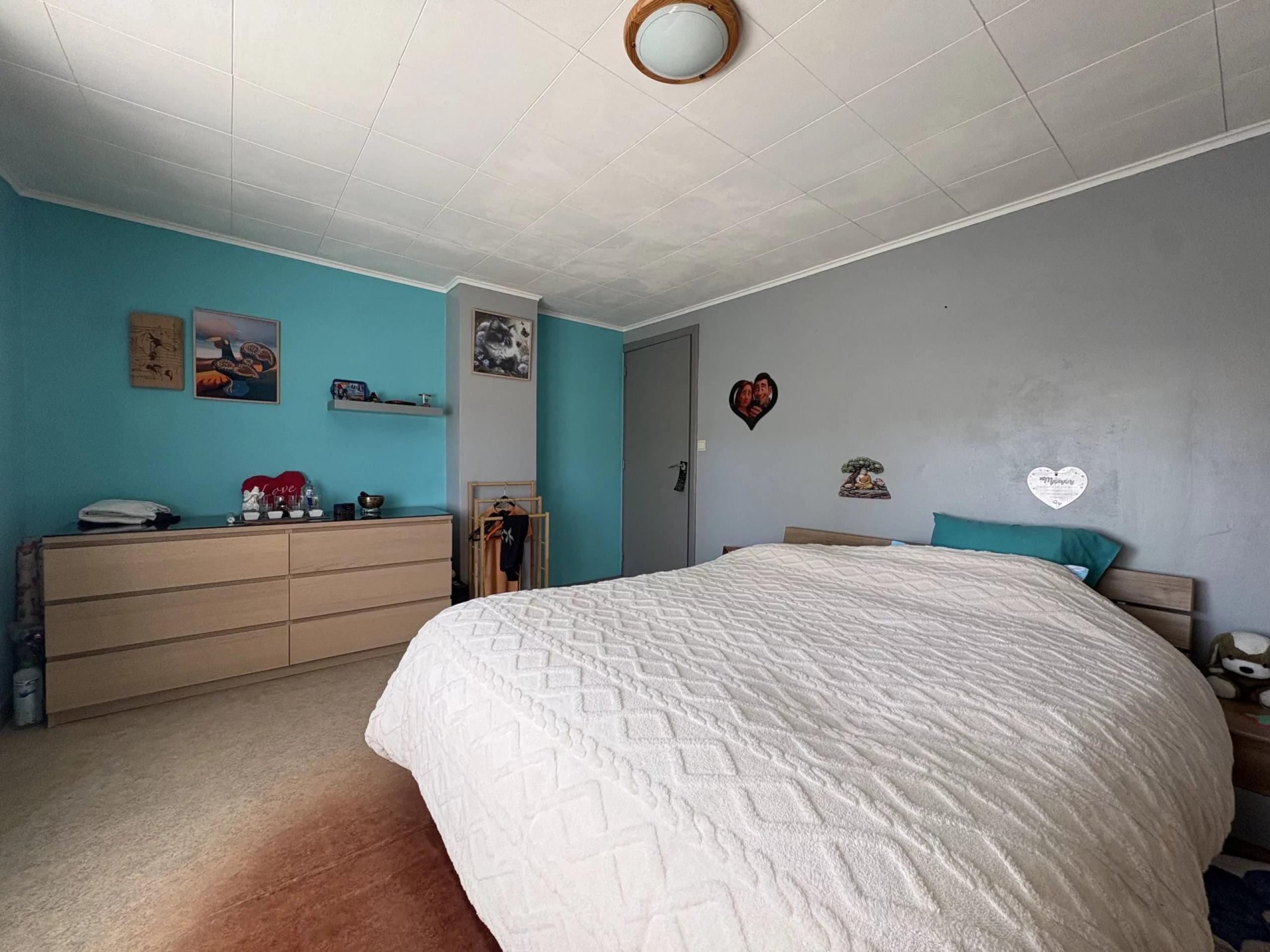 Maison 2 chambres, cour, jardin, 3 garages + prairie attenante