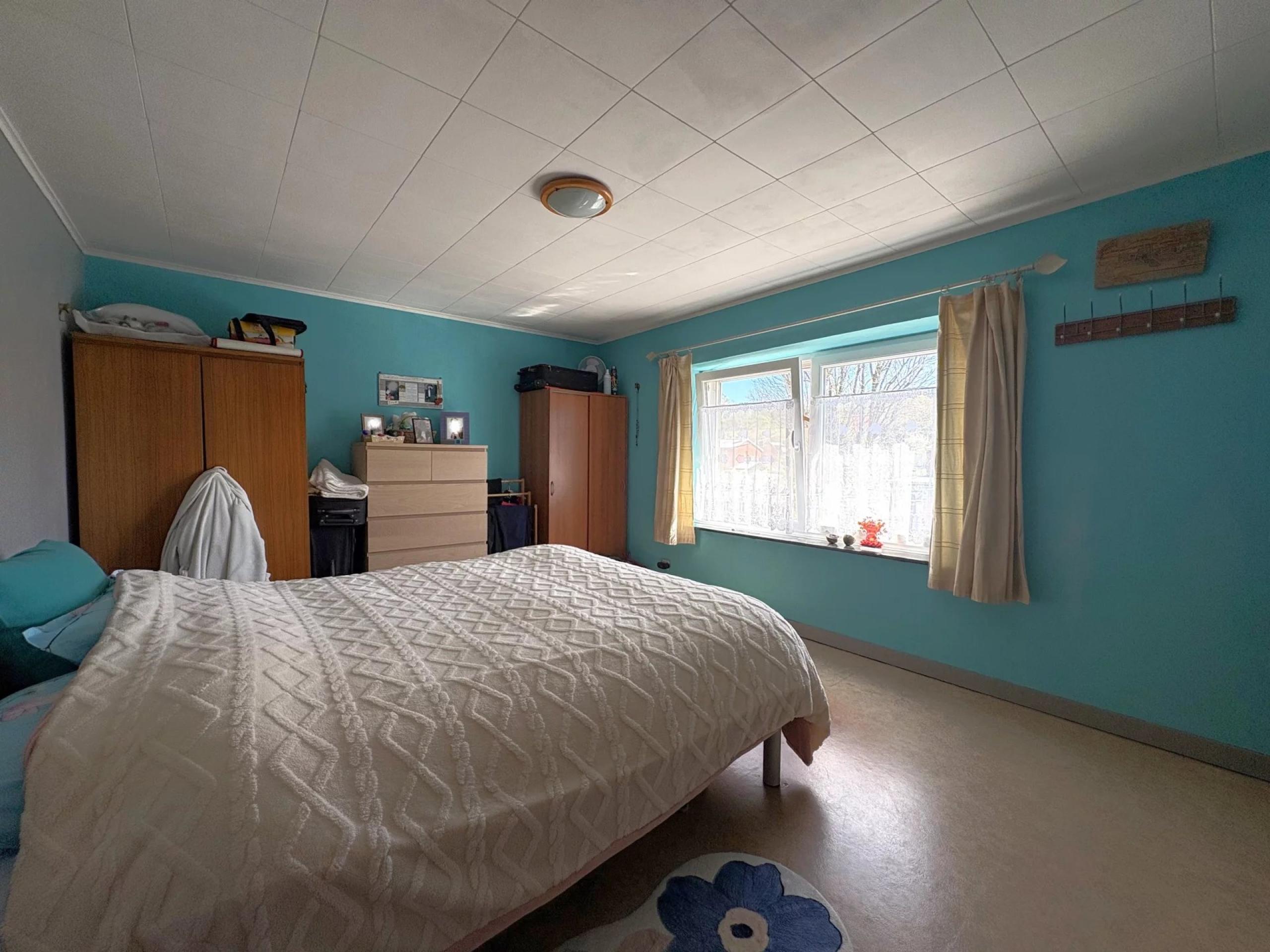 Maison 2 chambres, cour, jardin, 3 garages + prairie attenante