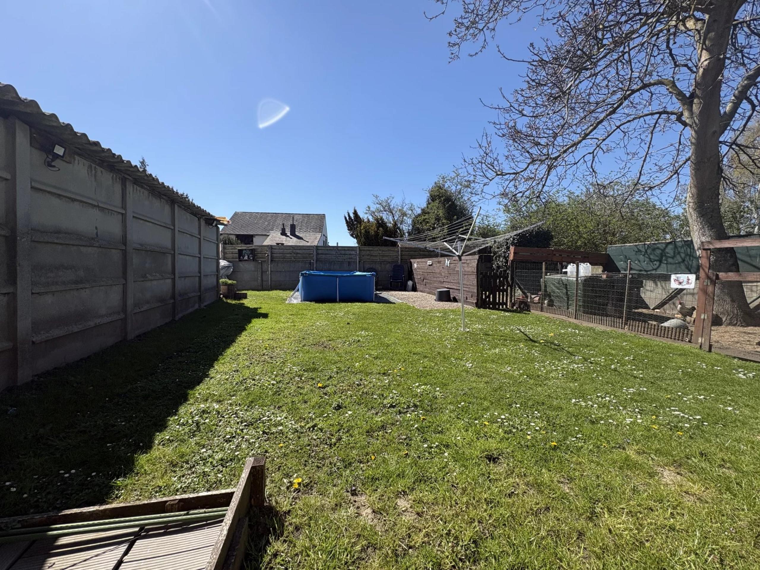 Maison 2 chambres, cour, jardin, 3 garages + prairie attenante