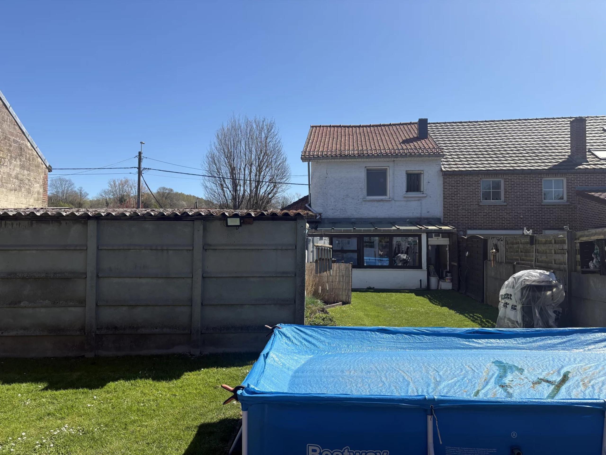 Maison 2 chambres, cour, jardin, 3 garages + prairie attenante