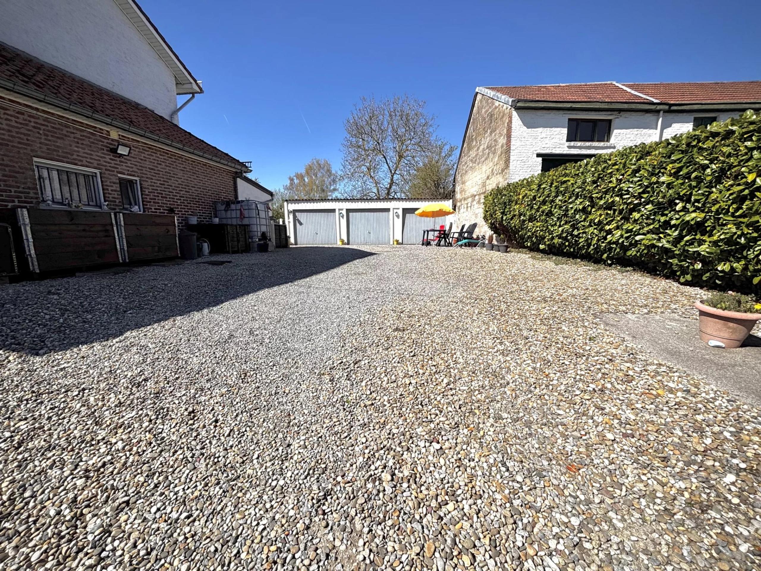 Maison 2 chambres, cour, jardin, 3 garages + prairie attenante