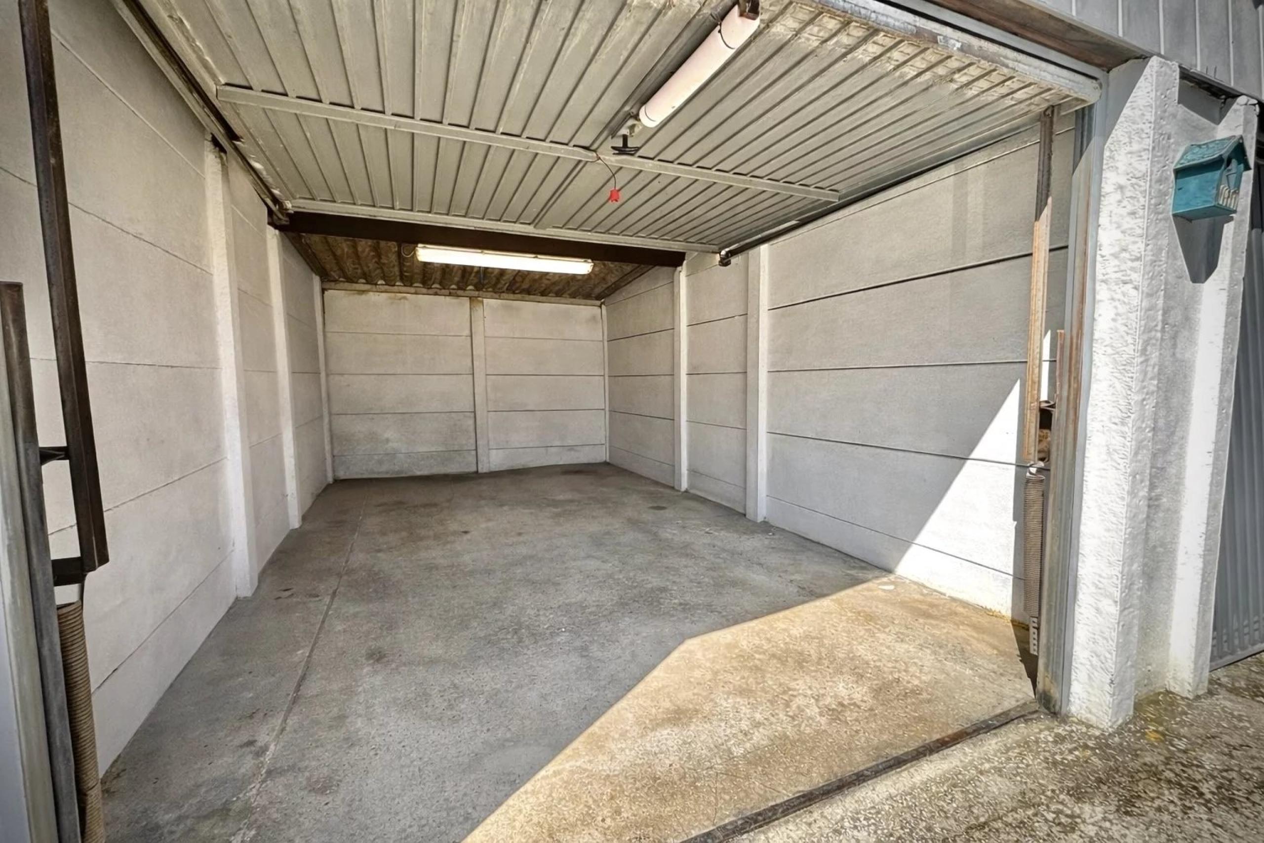 Maison 2 chambres, cour, jardin, 3 garages + prairie attenante