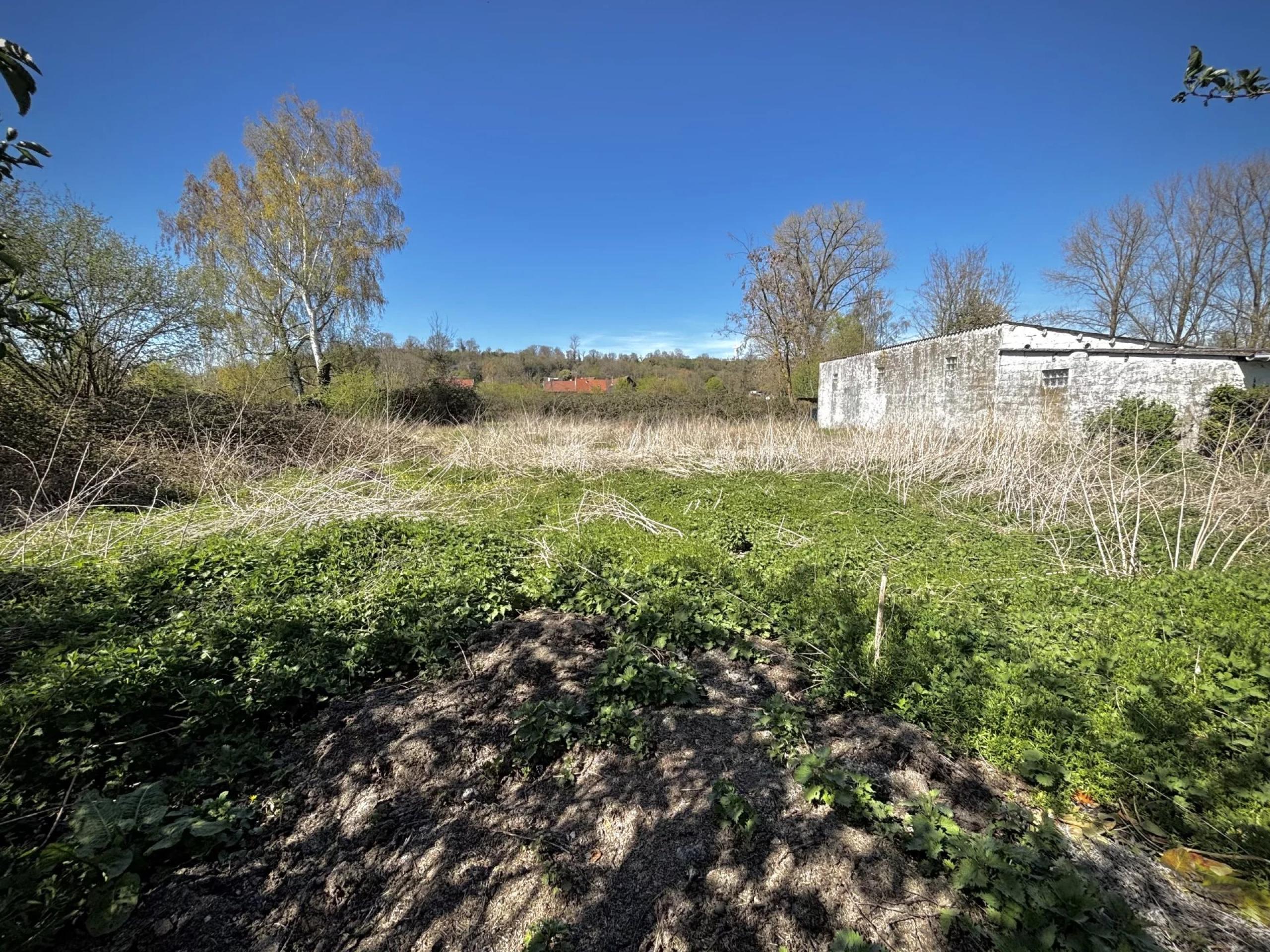 Maison 2 chambres, cour, jardin, 3 garages + prairie attenante