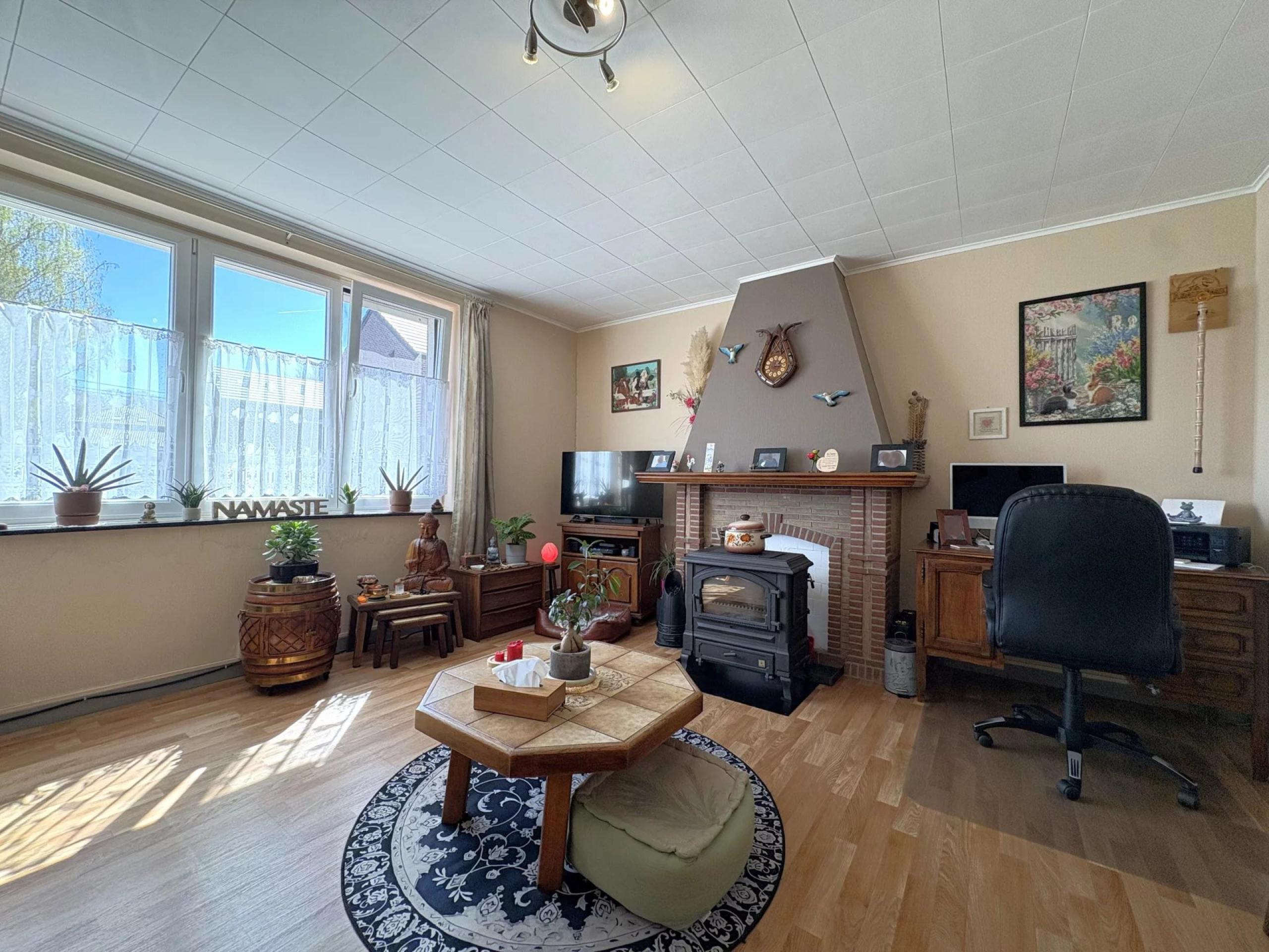 Maison 2 chambres, cour, jardin, 3 garages + prairie attenante