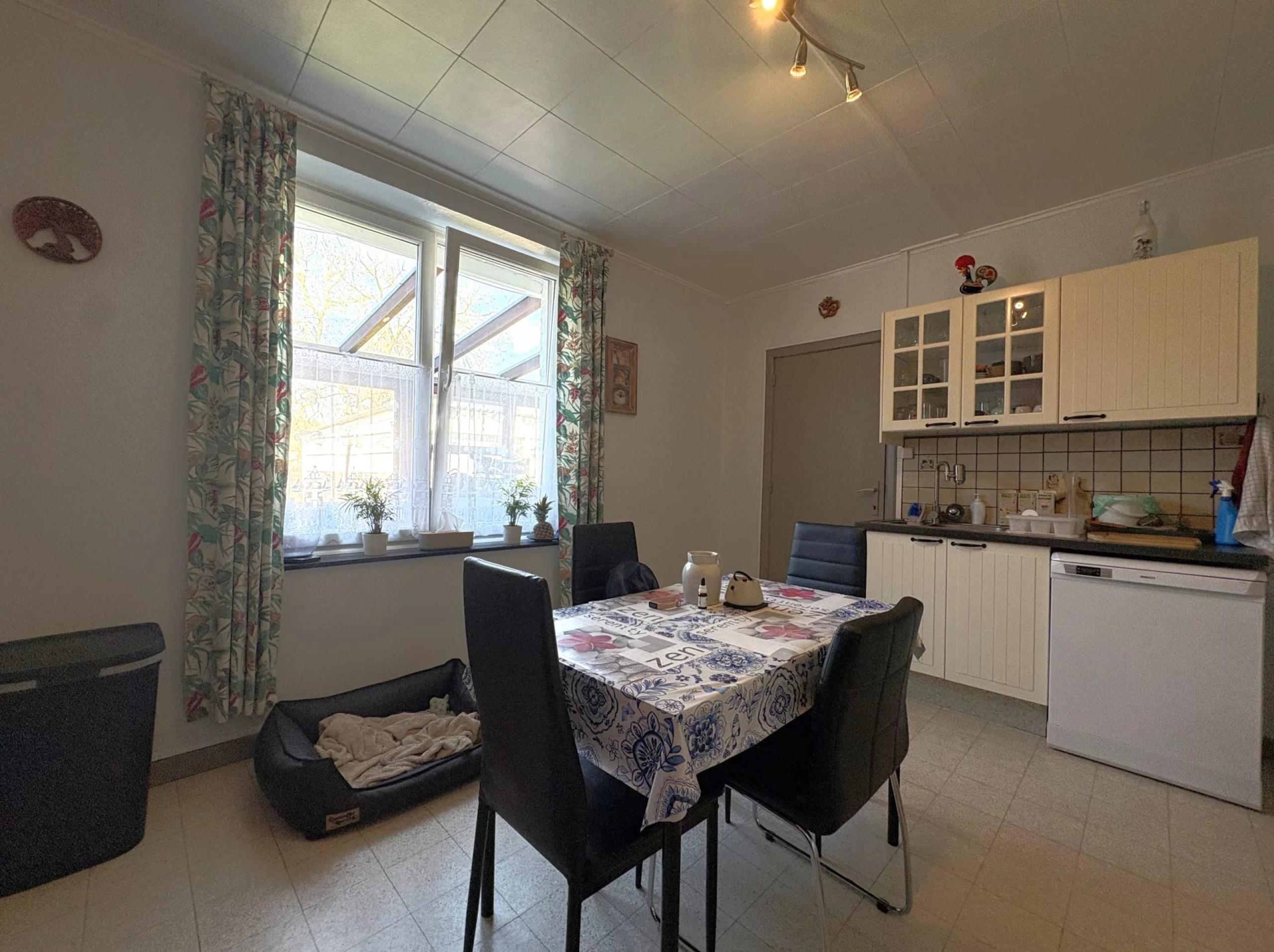 Maison 2 chambres, cour, jardin, 3 garages + prairie attenante