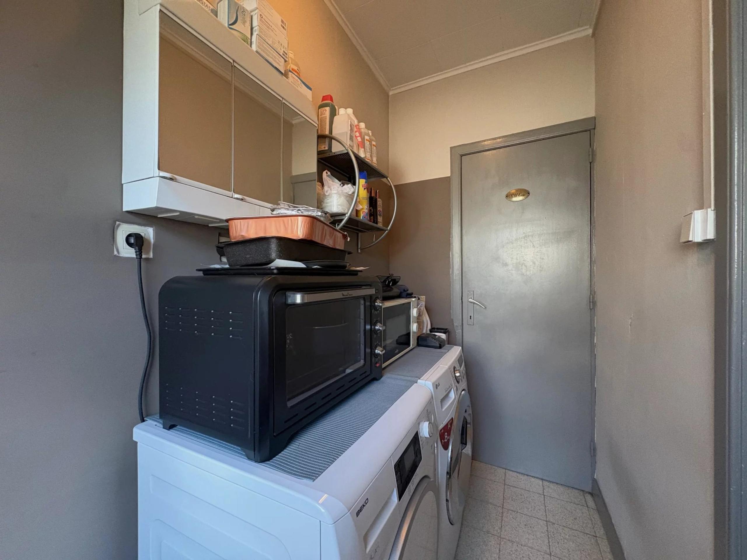 Maison 2 chambres, cour, jardin, 3 garages + prairie attenante