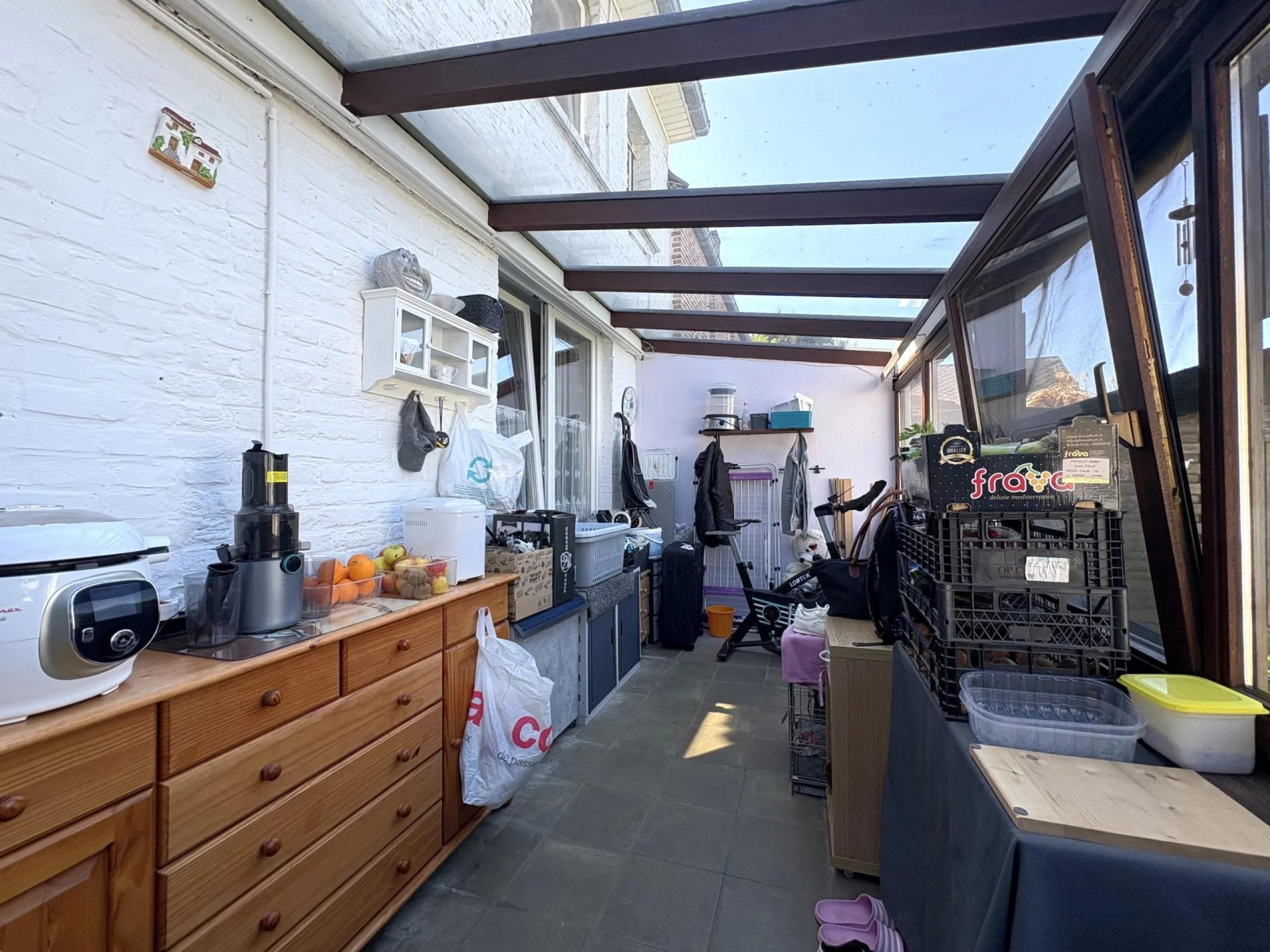 Maison 2 chambres, cour, jardin, 3 garages + prairie attenante