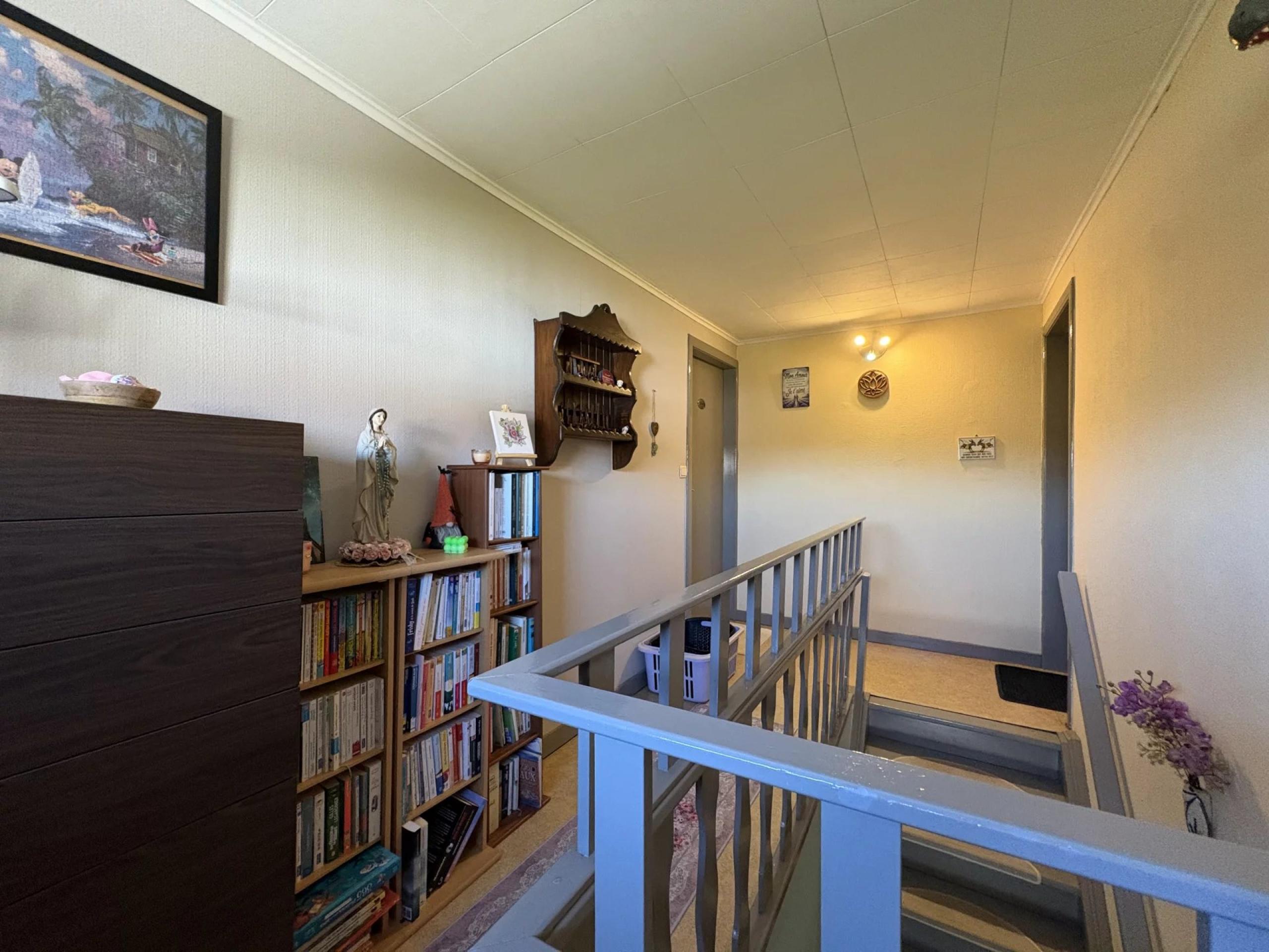 Maison 2 chambres, cour, jardin, 3 garages + prairie attenante