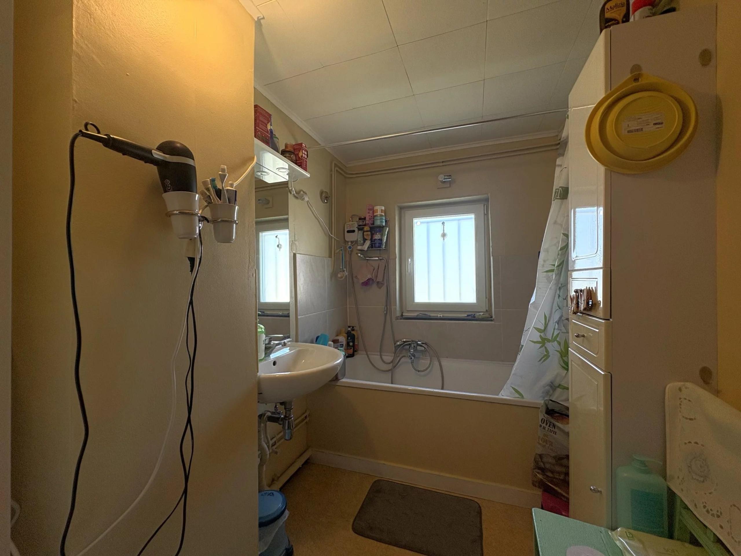 Maison 2 chambres, cour, jardin, 3 garages + prairie attenante