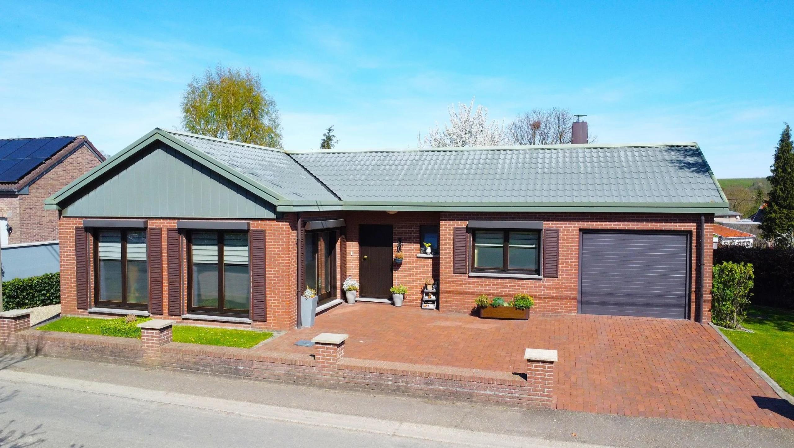 GLONS: Bungalow 2 chambres avec bureau, garage, jardin et terrain