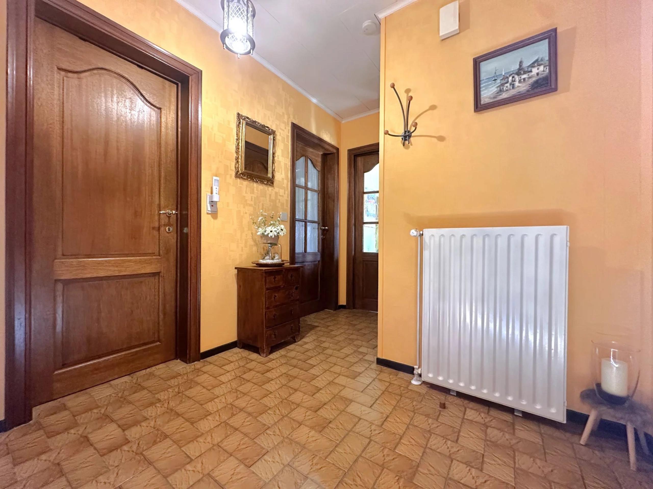 GLONS: Bungalow 2 chambres avec bureau, garage, jardin et terrain