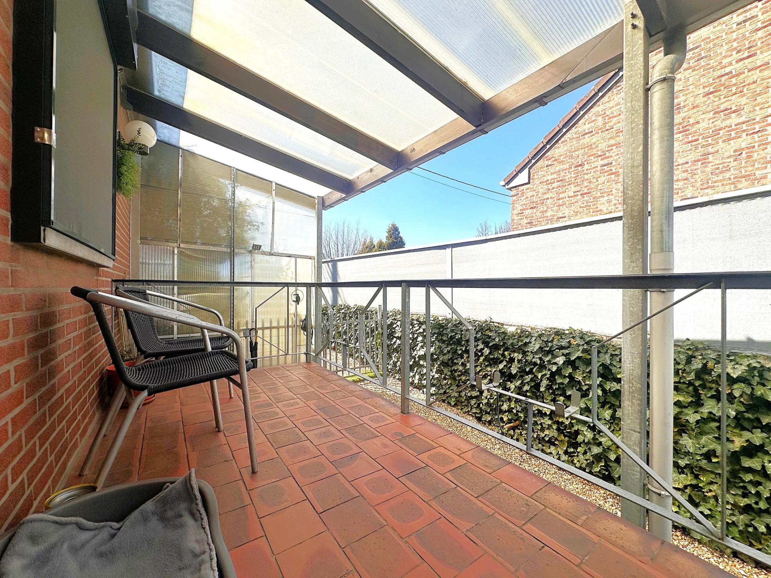GLONS: Bungalow 2 chambres avec bureau, garage, jardin et terrain