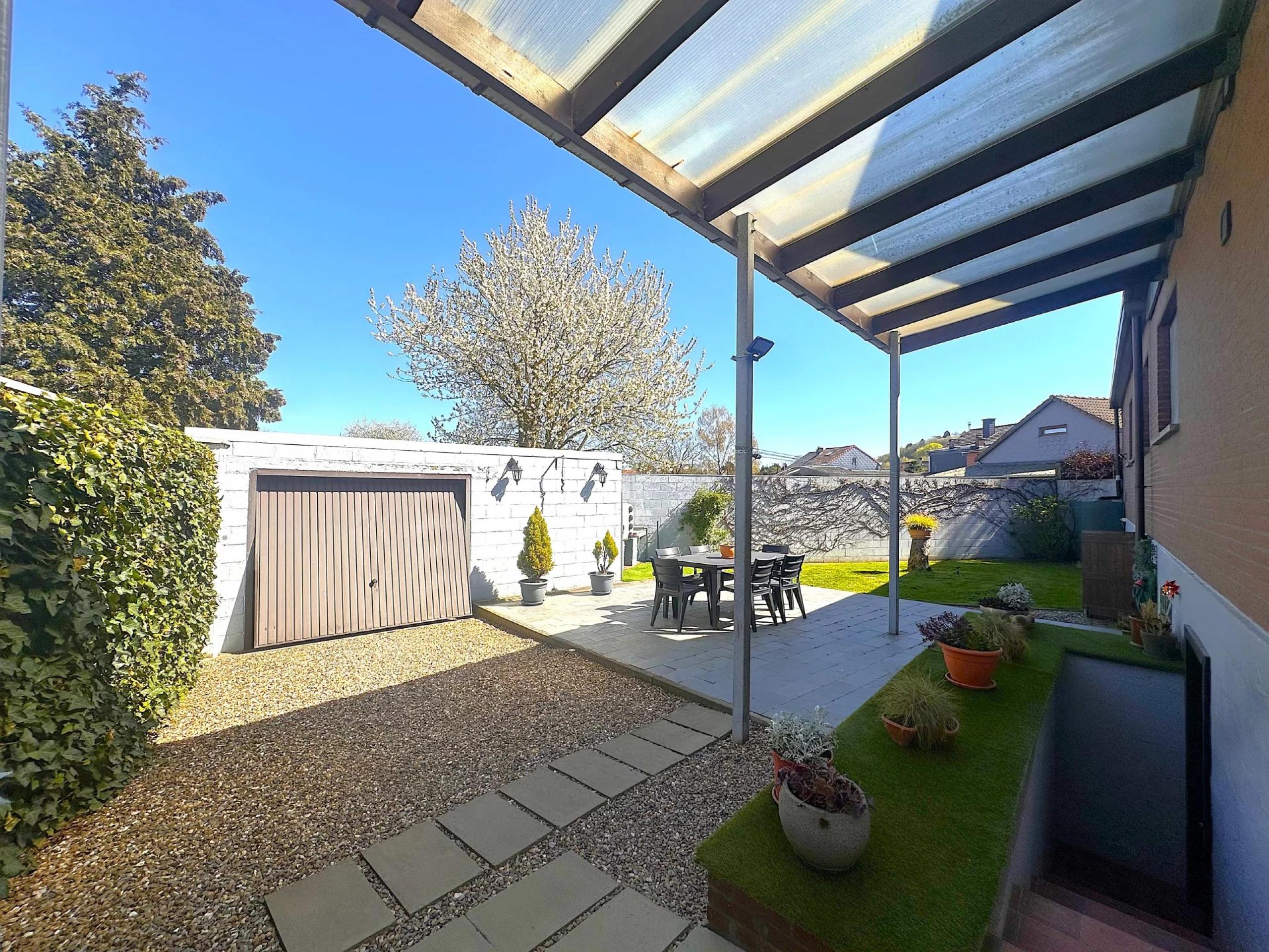 GLONS: Bungalow 2 chambres avec bureau, garage, jardin et terrain