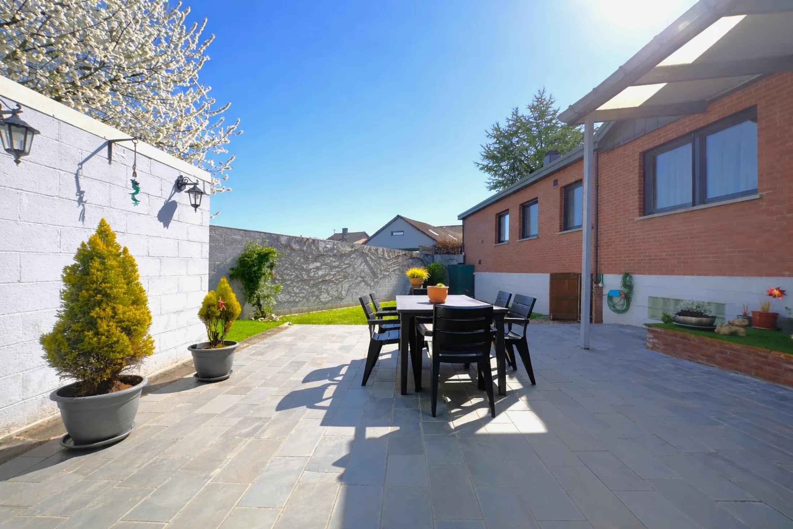 GLONS: Bungalow 2 chambres avec bureau, garage, jardin et terrain