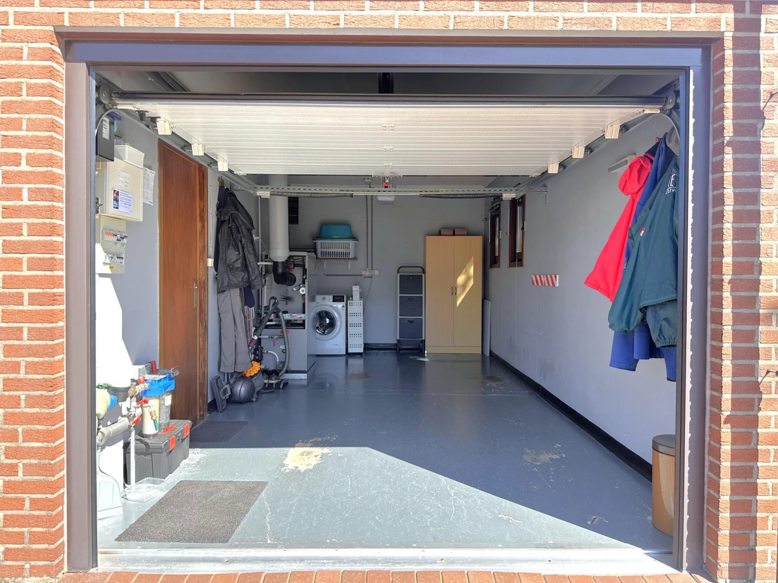 GLONS: Bungalow 2 chambres avec bureau, garage, jardin et terrain