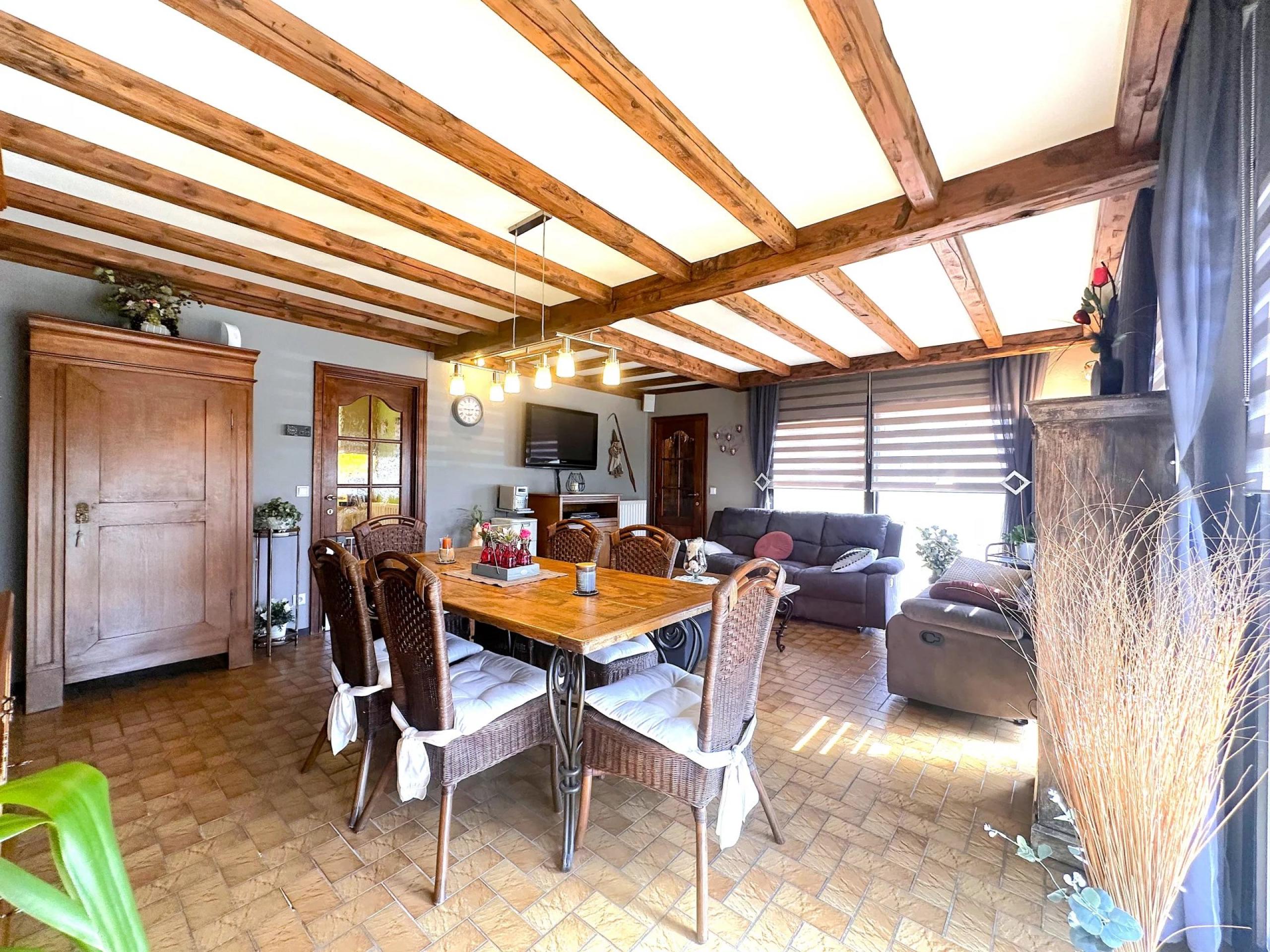 GLONS: Bungalow 2 chambres avec bureau, garage, jardin et terrain