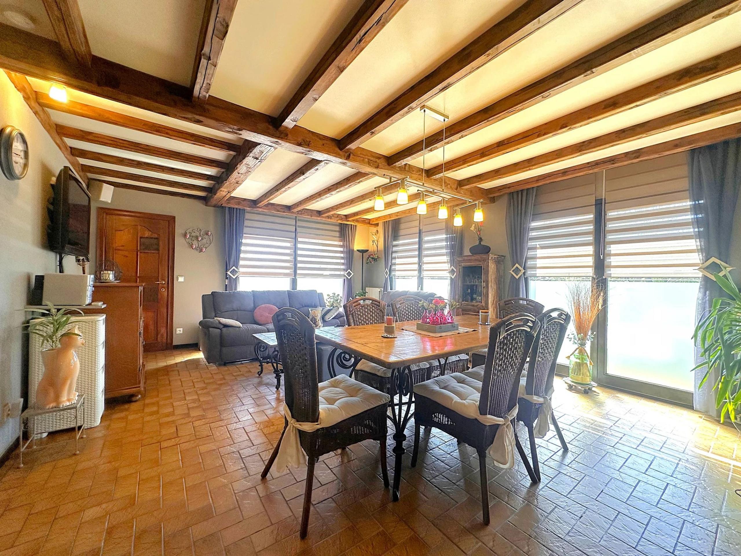 GLONS: Bungalow 2 chambres avec bureau, garage, jardin et terrain