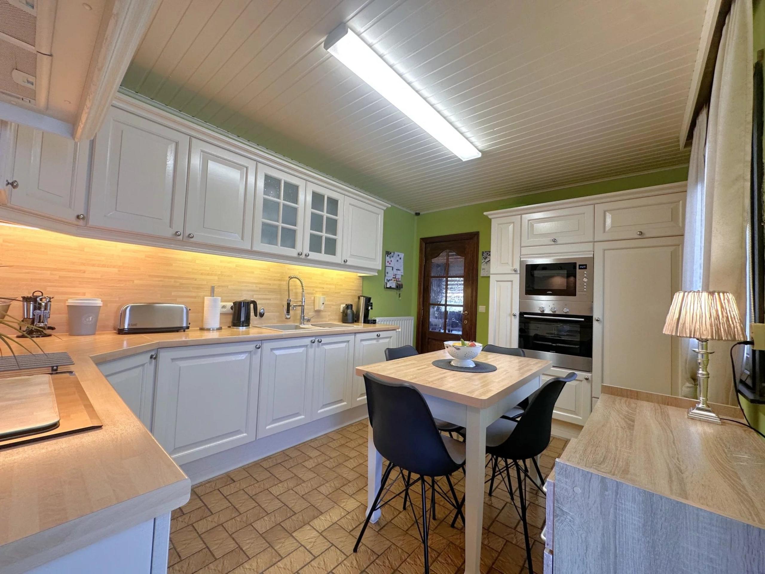 GLONS: Bungalow 2 chambres avec bureau, garage, jardin et terrain