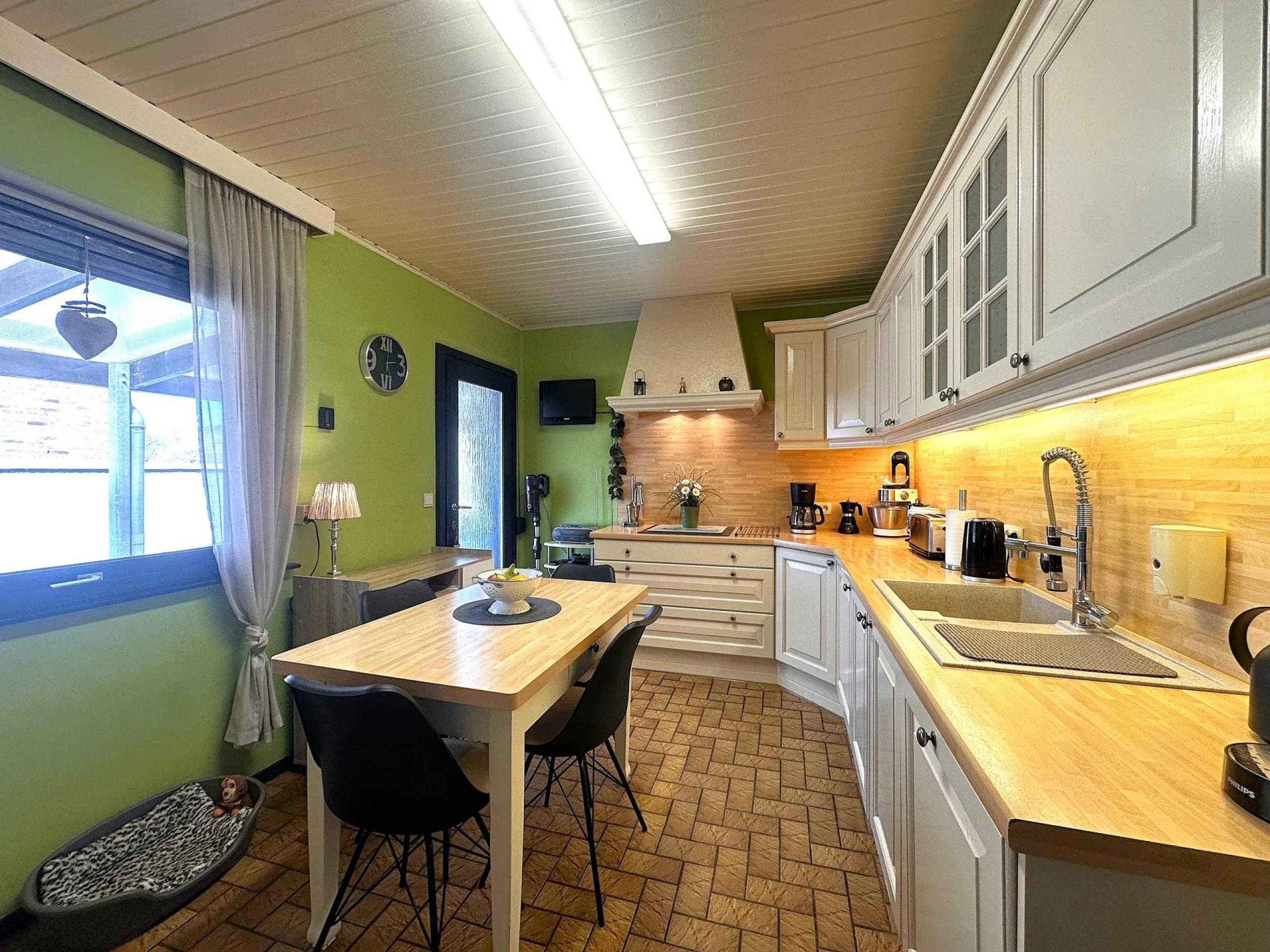 GLONS: Bungalow 2 chambres avec bureau, garage, jardin et terrain