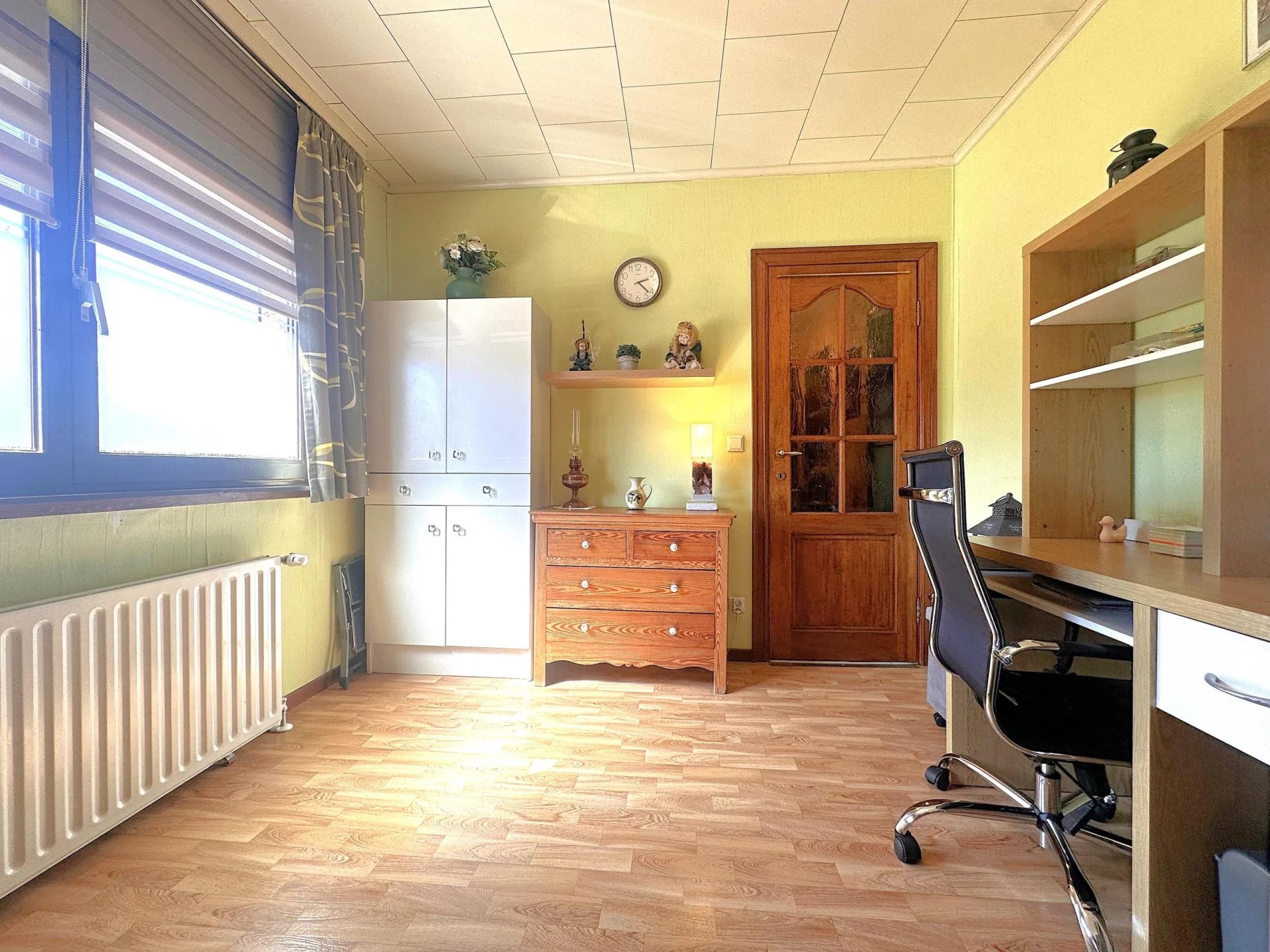 GLONS: Bungalow 2 chambres avec bureau, garage, jardin et terrain