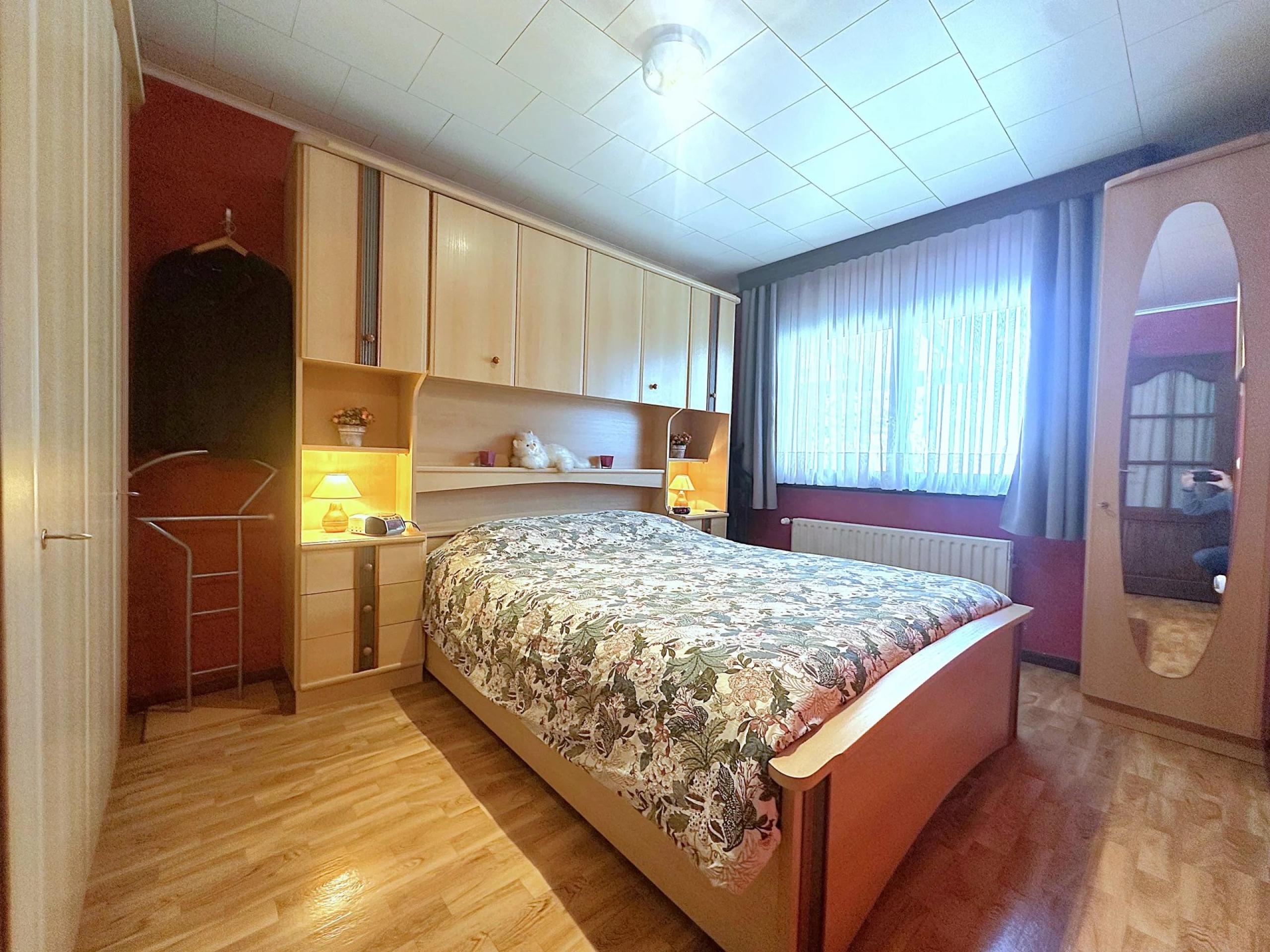 GLONS: Bungalow 2 chambres avec bureau, garage, jardin et terrain