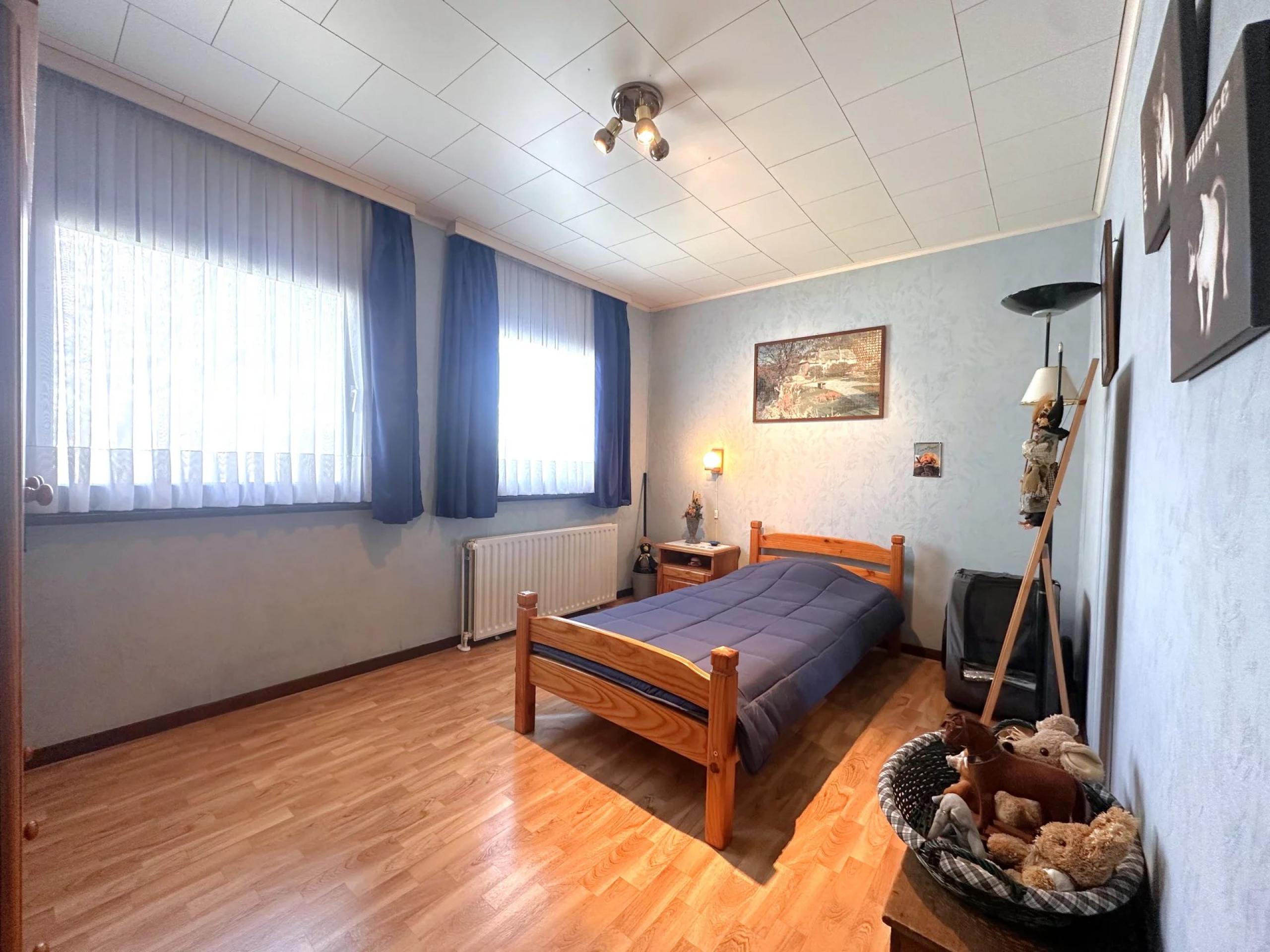 GLONS: Bungalow 2 chambres avec bureau, garage, jardin et terrain