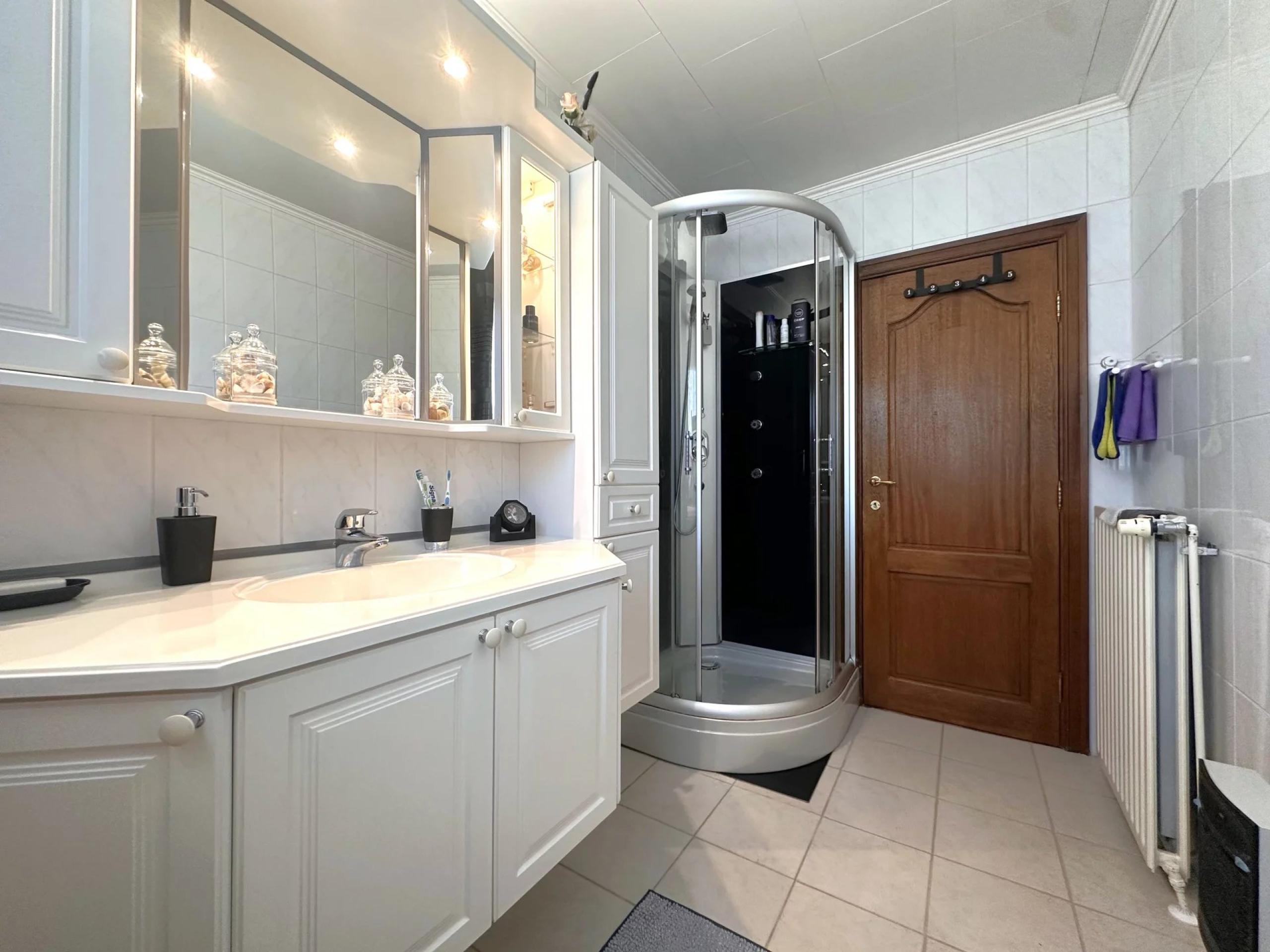GLONS: Bungalow 2 chambres avec bureau, garage, jardin et terrain