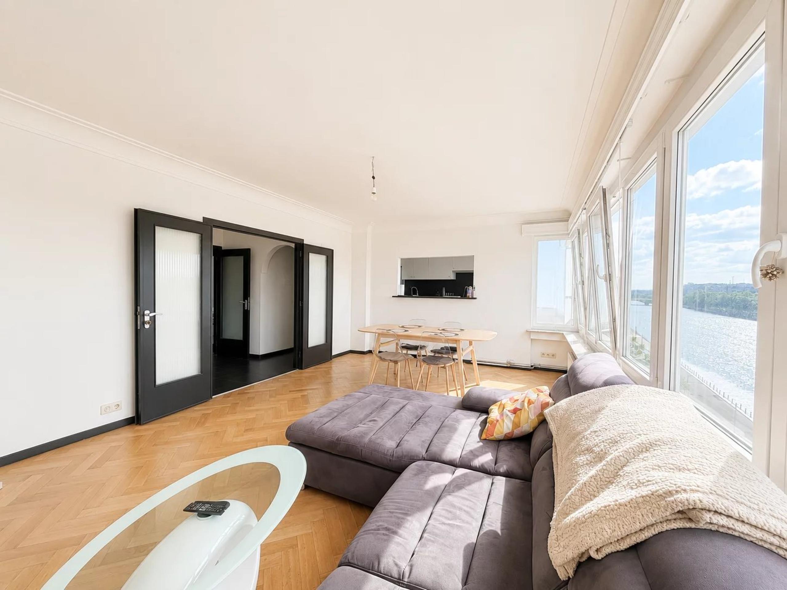 Magnifique appartement dans le quartier Saint-Léonard. en bord de Meuse. 3 chambres. 2 balcons et cave