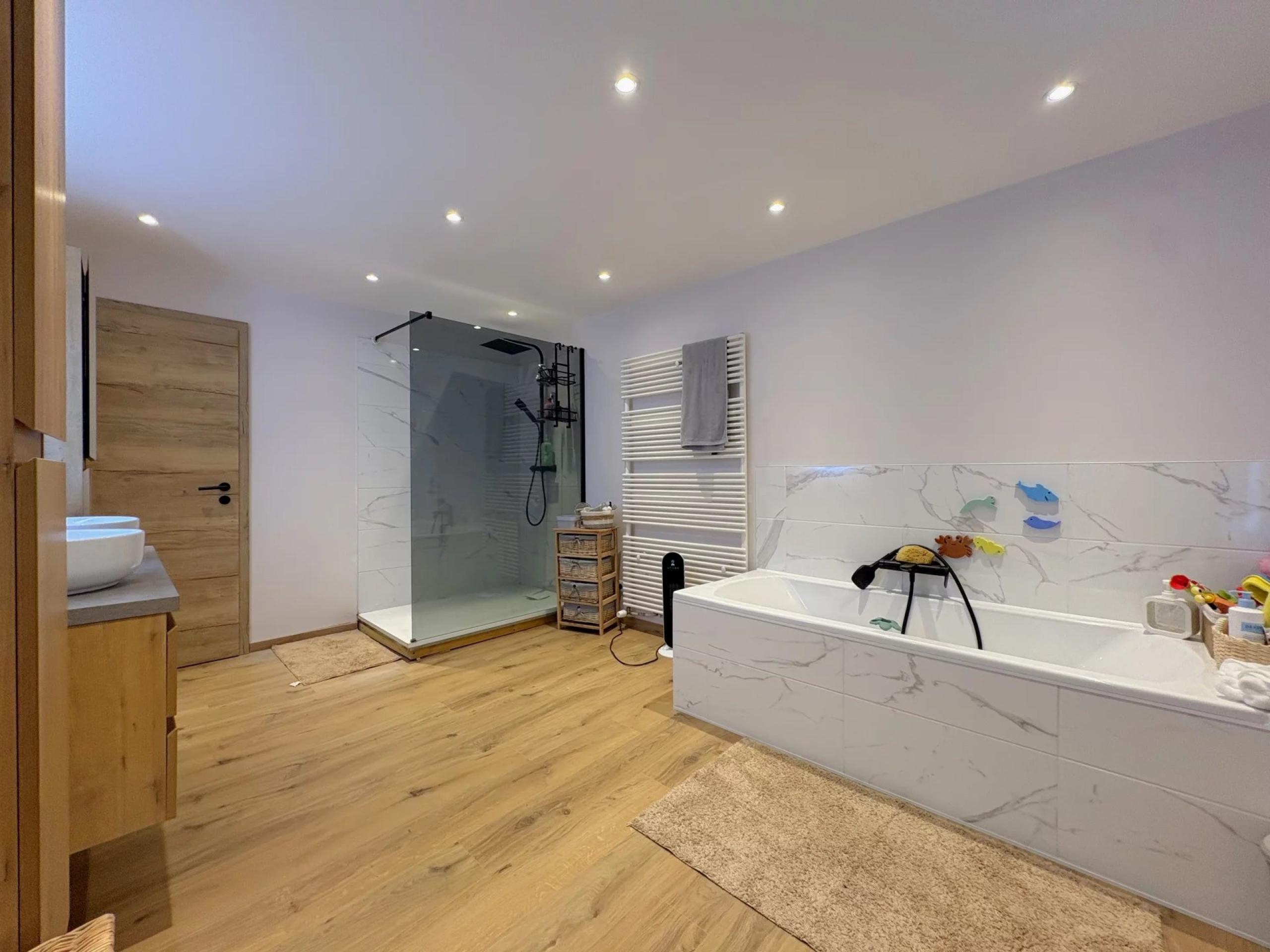 Agréable maison entièrement rénovée 2 chambres et jardin