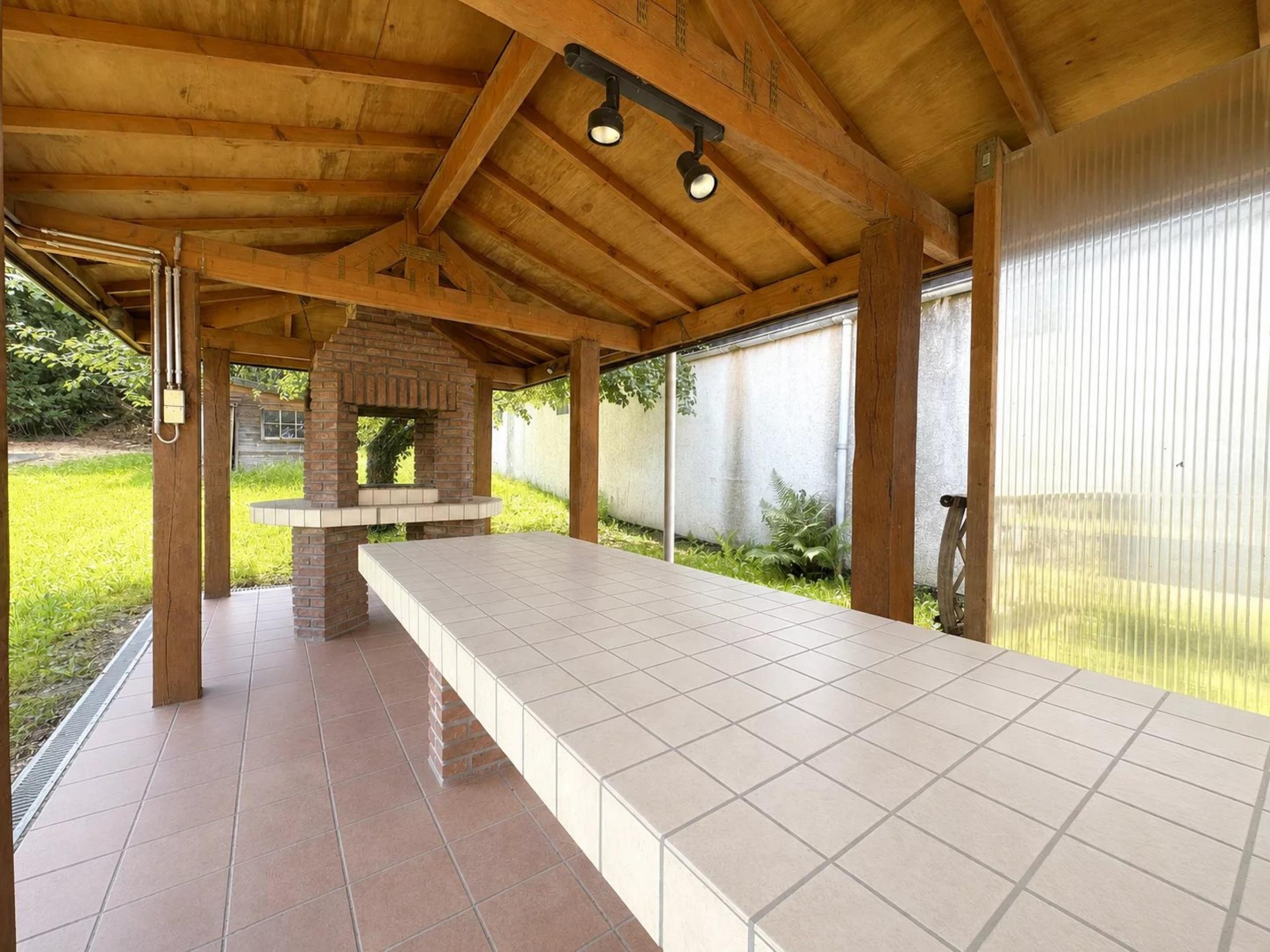 Maison 3 façades 4 chambres, jardin, cour + terrain en zone d'habitat