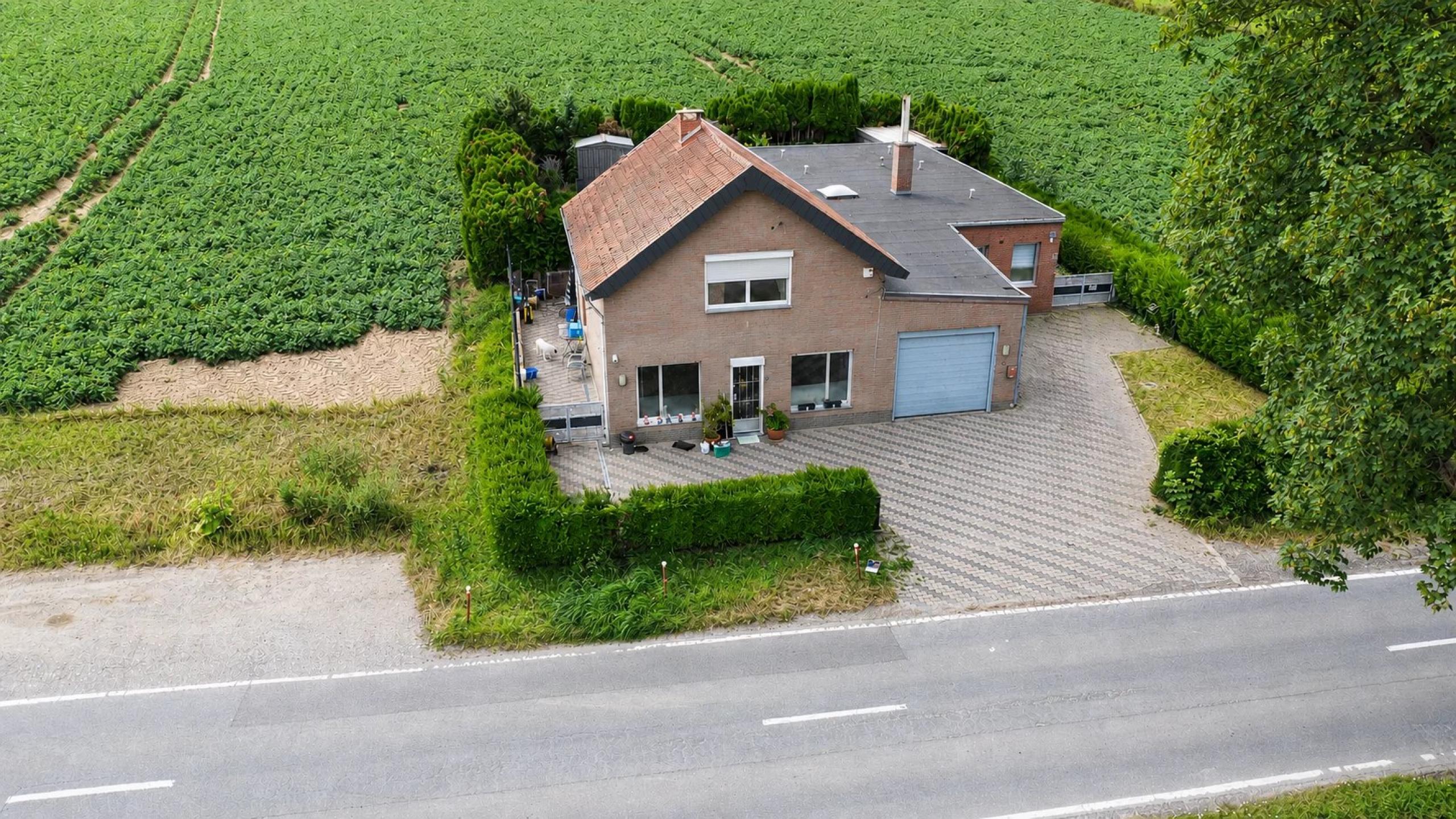 Ensemble immobilier composé d'une maison et d'un appartement
