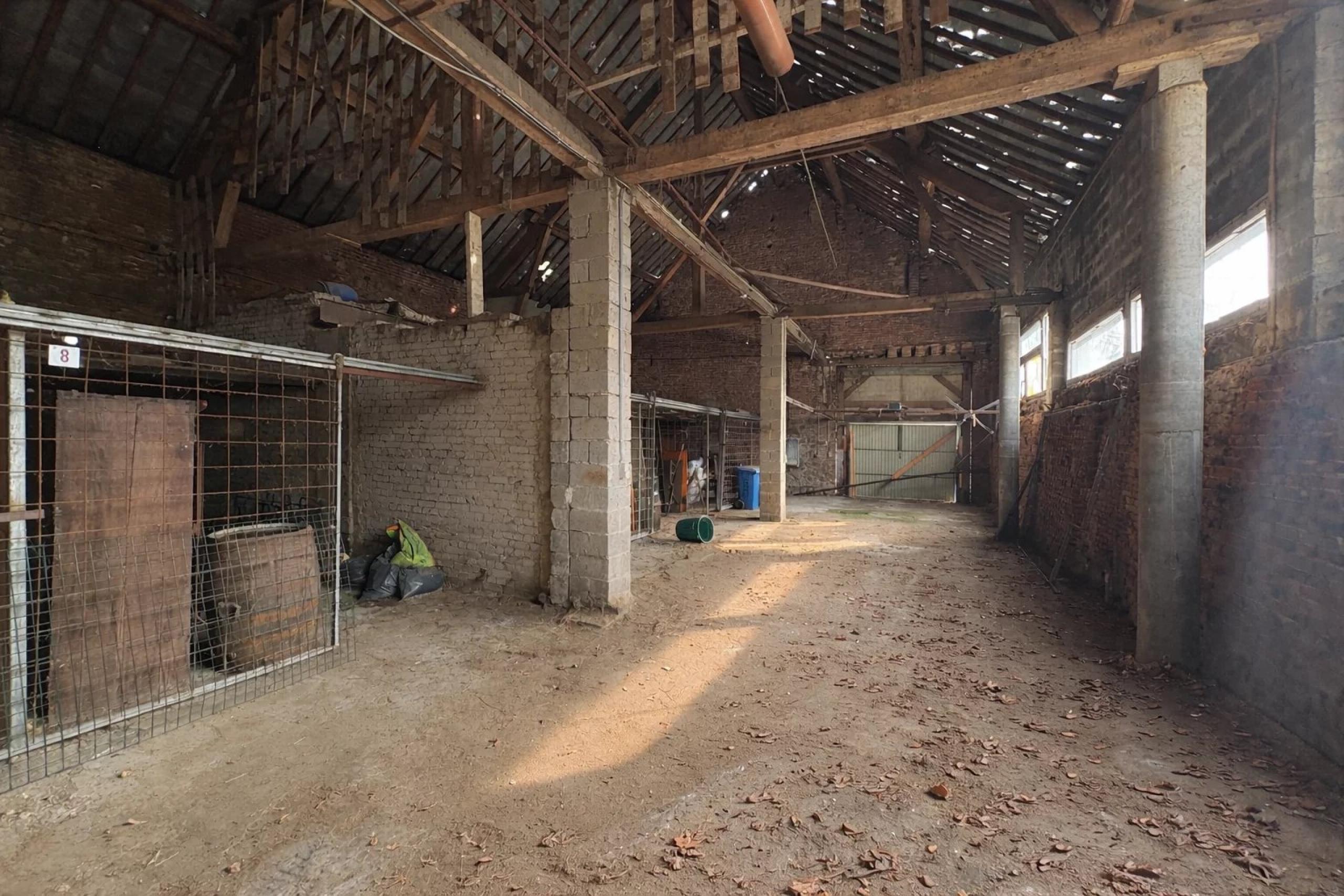 Grange à rénover entièrement avec fort potentiel