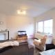 OPTION ! Immeuble: RDC, 5 appartements, garages
