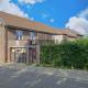 HOUTAIN : Ensemble immobilier: Maison 4ch avec jardin, surface commerciale, 3 appartements, terrain.